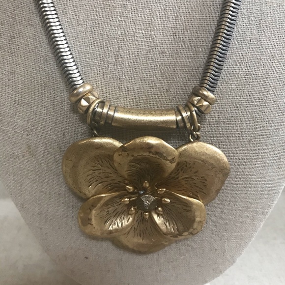 Stella & Dot bloom Gold flower necklace - Picture 8 of 8